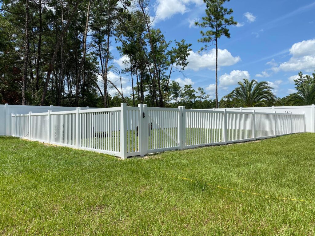 White Vinyl Picket Fence as a dog fence in ocala florida
